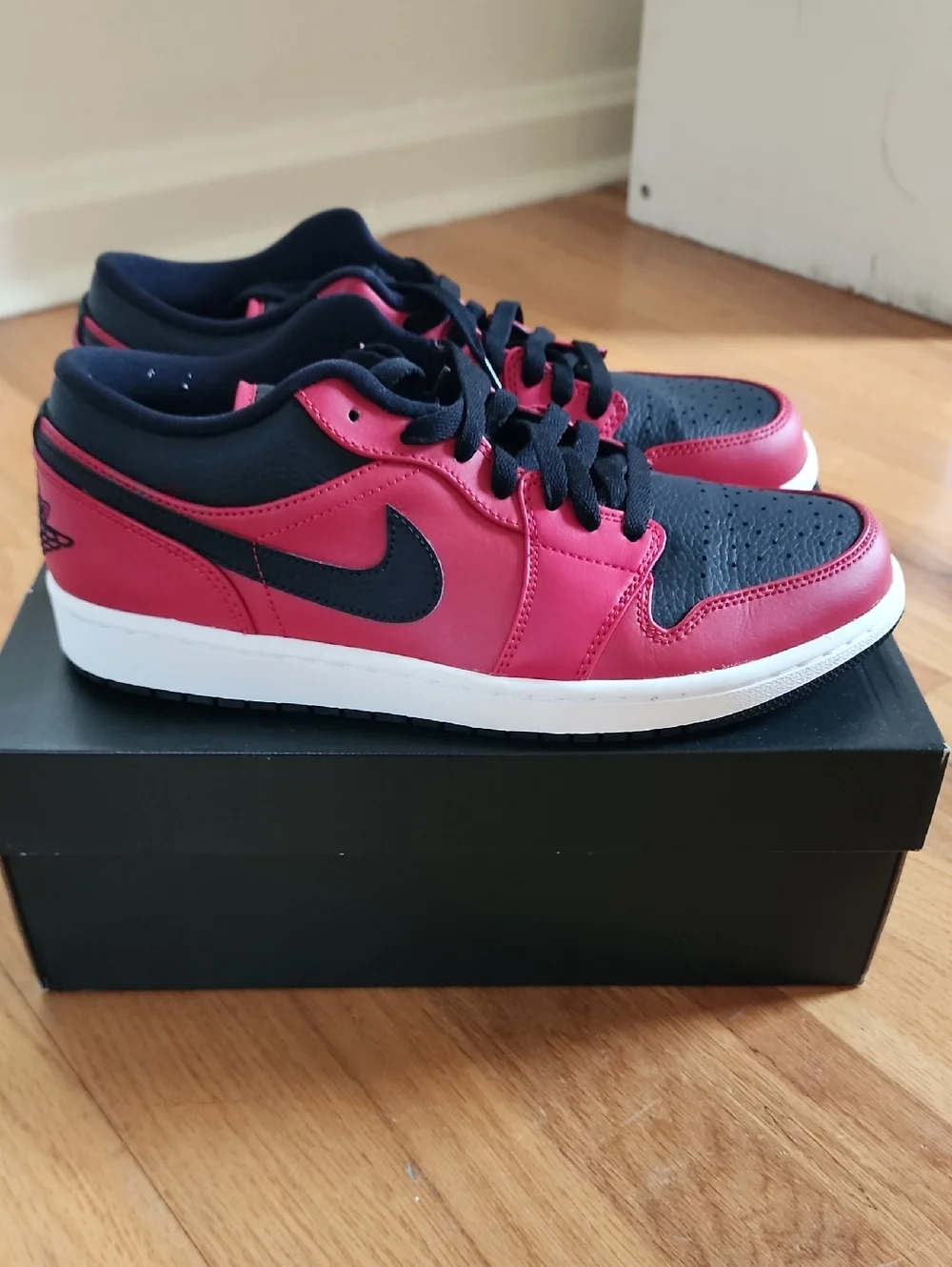 Nike Air Jordan 1 Low - Red & Black - Picture 1 of 6